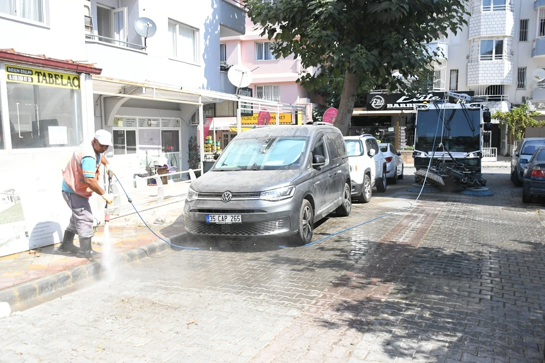 KUŞADASI’NDA TEMİZLİK MESAİSİ 7/24 SÜRÜYOR