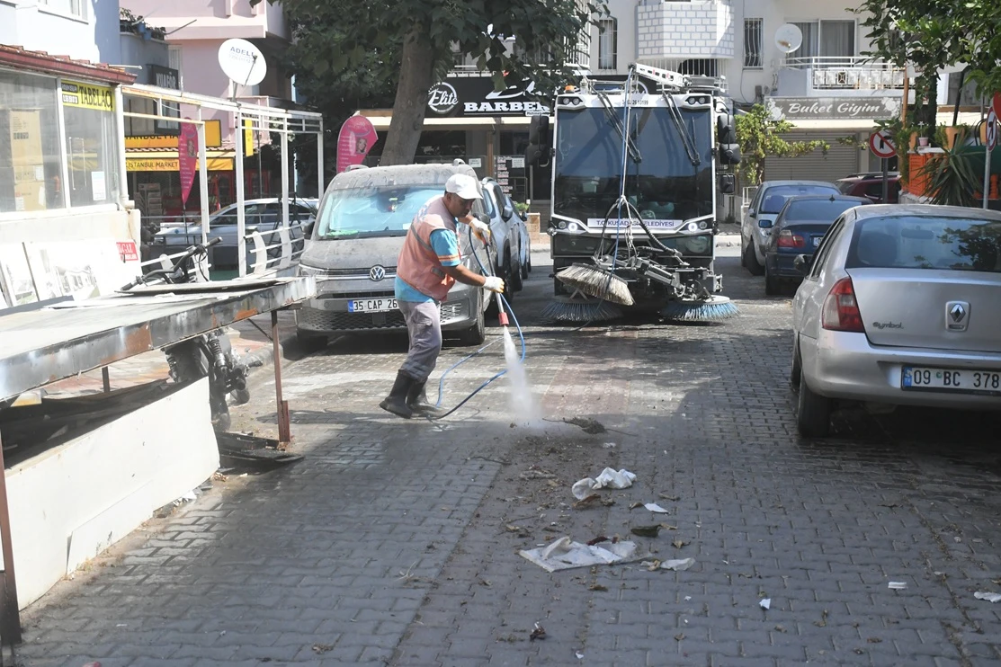 KUŞADASI’NDA TEMİZLİK MESAİSİ 7/24 SÜRÜYOR