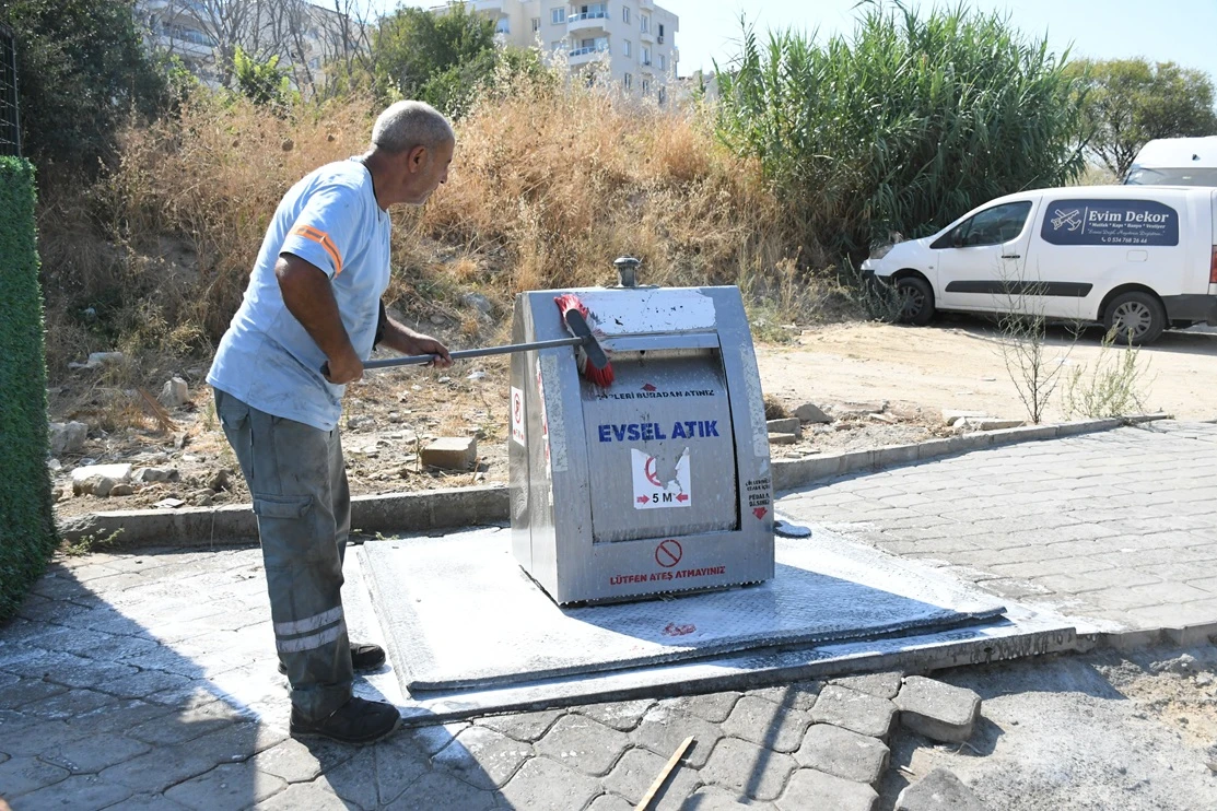 KUŞADASI’NDA TEMİZLİK MESAİSİ 7/24 SÜRÜYOR