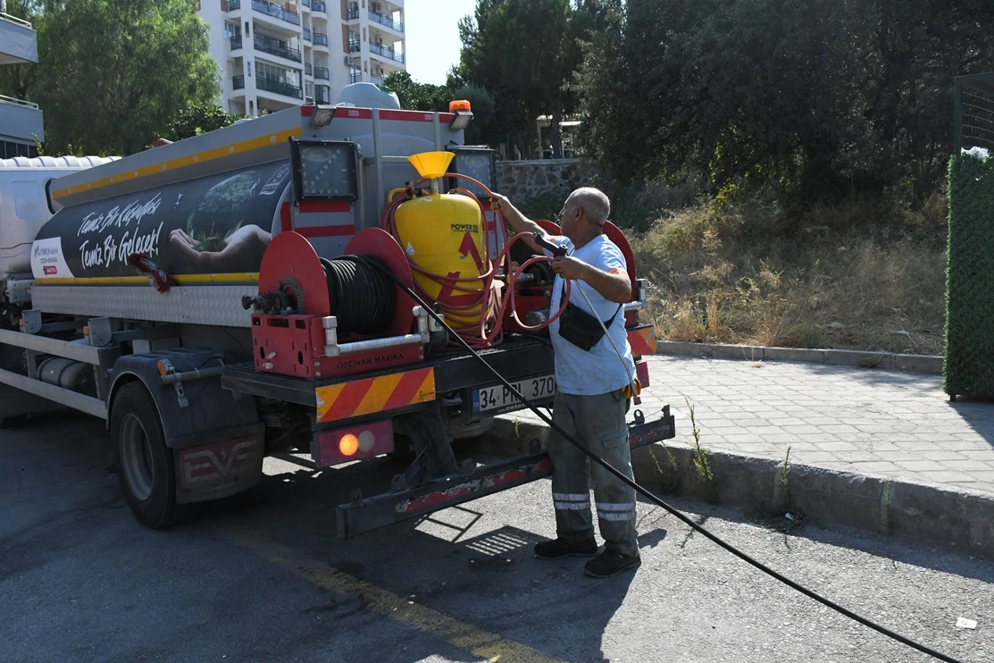 KUŞADASI’NDA TEMİZLİK MESAİSİ 7/24 SÜRÜYOR