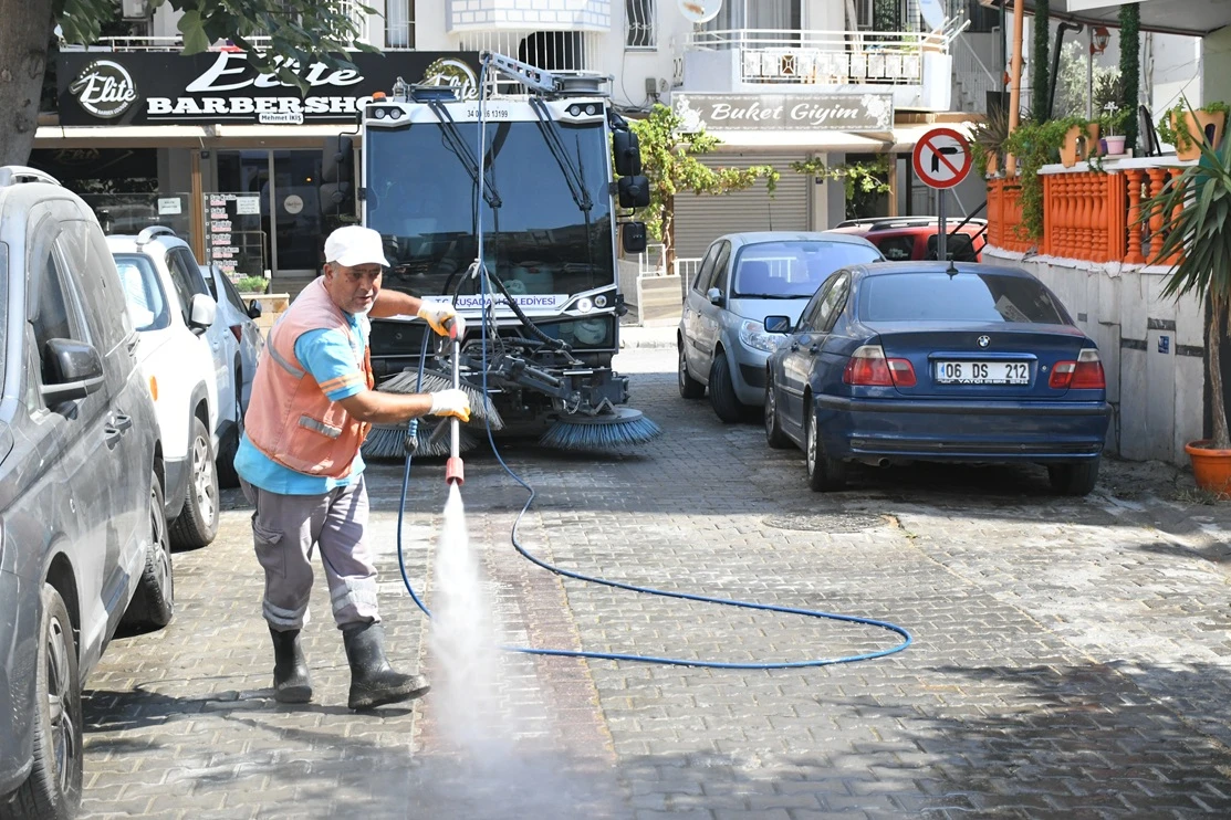 KUŞADASI’NDA TEMİZLİK MESAİSİ 7/24 SÜRÜYOR