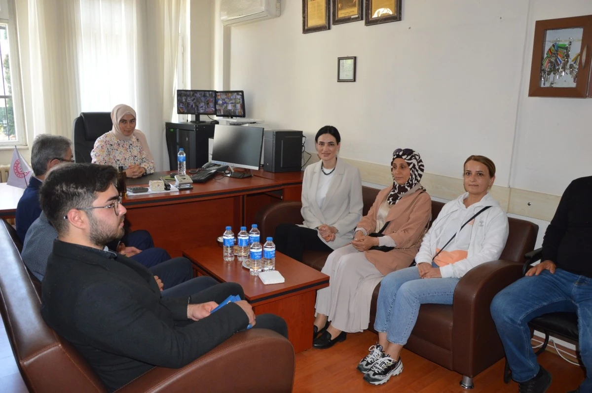 Seda Sarıbaş’tan çilek üreticilerine yardım eli