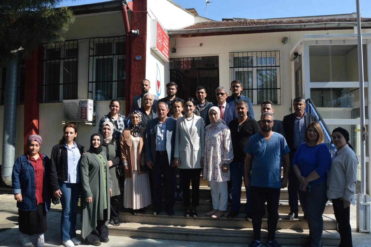 Seda Sarıbaş’tan çilek üreticilerine yardım eli