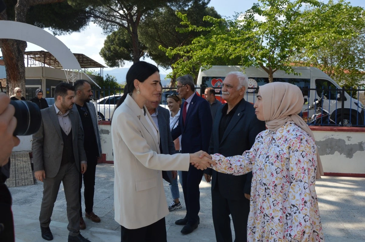 Seda Sarıbaş’tan çilek üreticilerine yardım eli