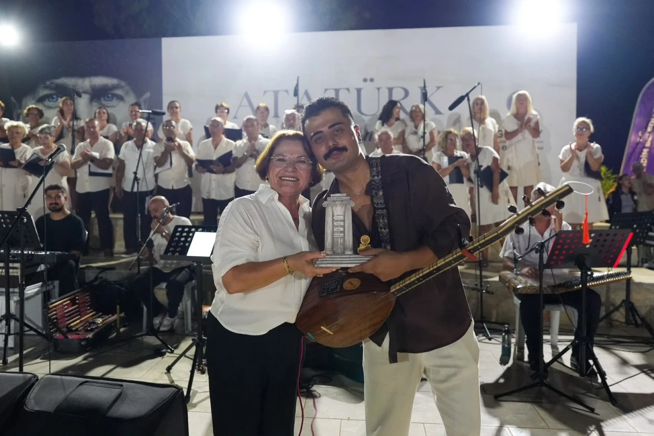 DİDİM BELEDİYESİ HALK MÜZİĞİ KOROSU KONSERİNE YOĞUN İLGİ