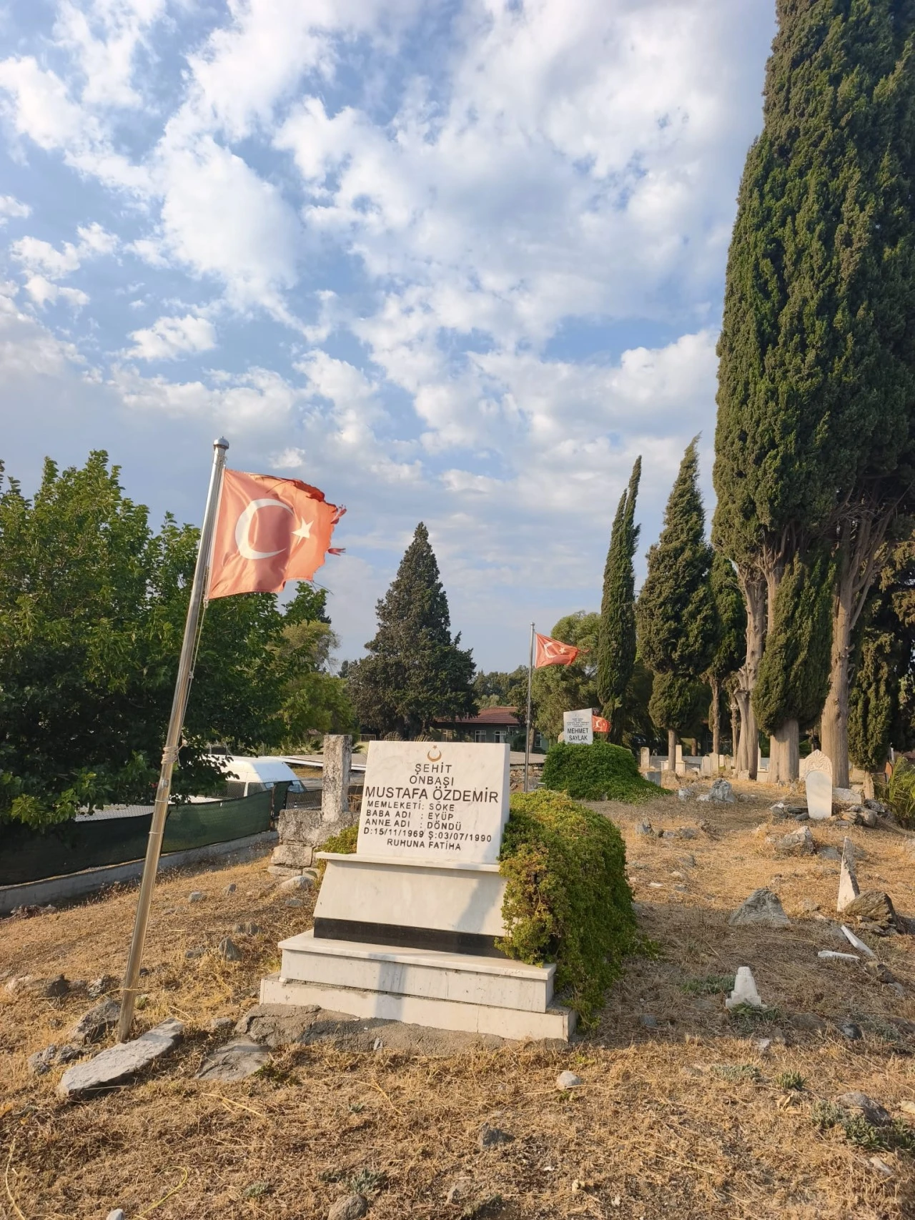 İYİ Partili Kaya’dan Şehitlikteki Yıpranmış Bayraklara Tepki: “Şehitliklerimiz Bize Emanettir”
