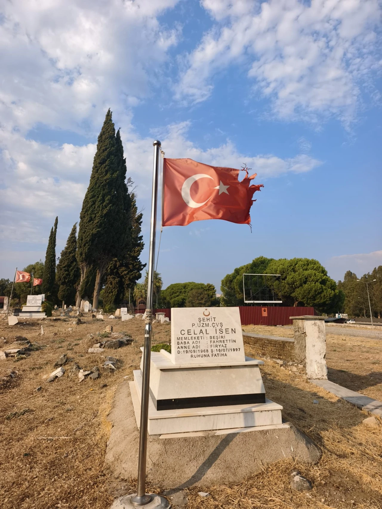 İYİ Partili Kaya’dan Şehitlikteki Yıpranmış Bayraklara Tepki: “Şehitliklerimiz Bize Emanettir”