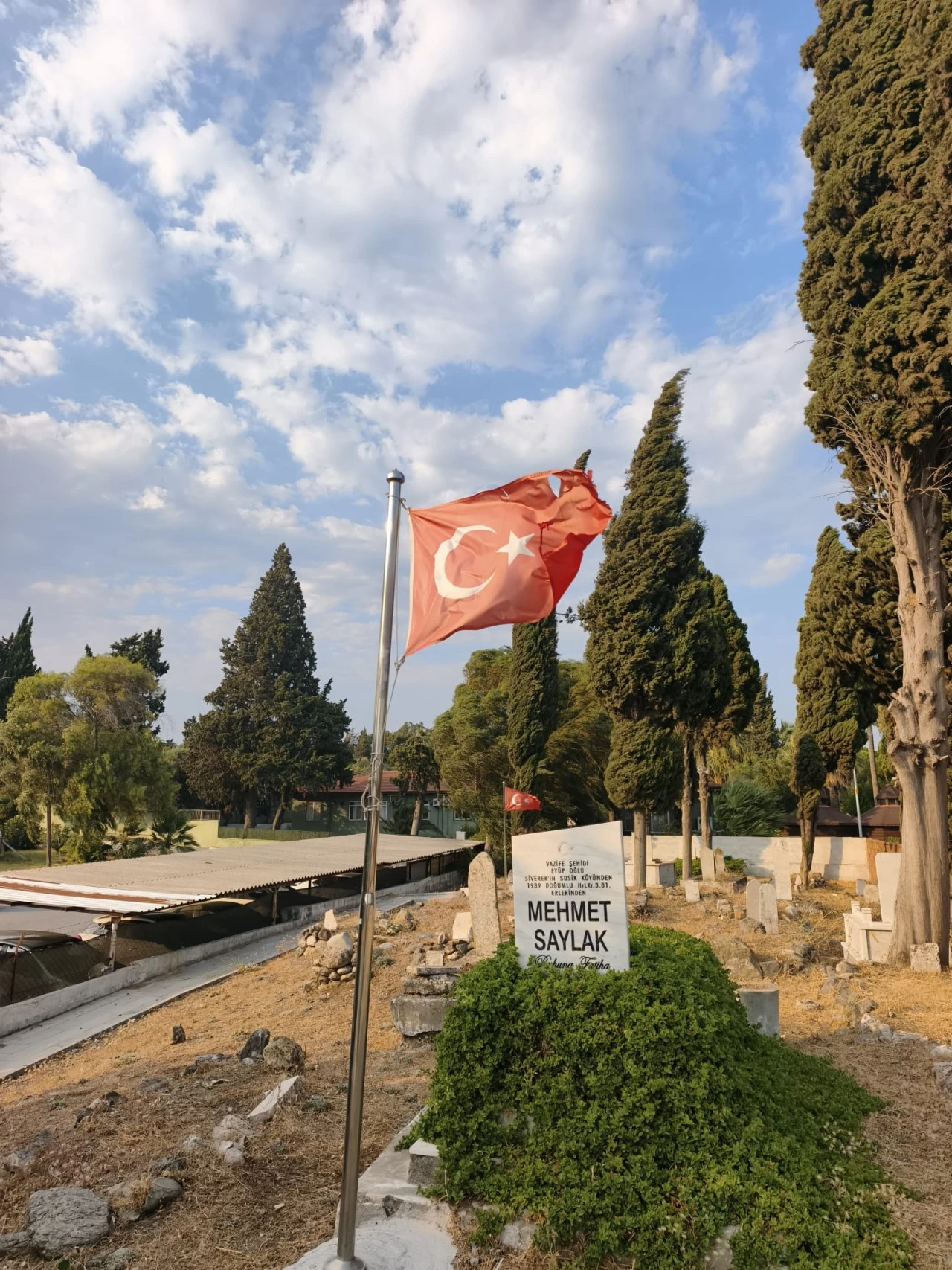 İYİ Partili Kaya’dan Şehitlikteki Yıpranmış Bayraklara Tepki: “Şehitliklerimiz Bize Emanettir”