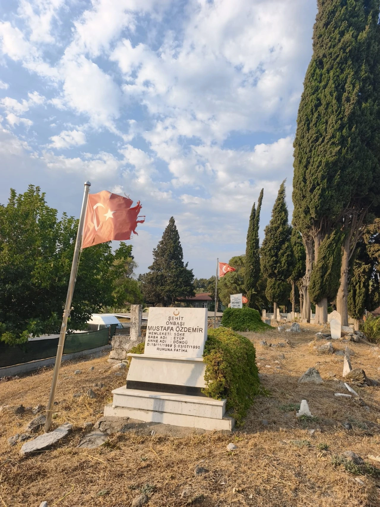 İYİ Partili Kaya’dan Şehitlikteki Yıpranmış Bayraklara Tepki: “Şehitliklerimiz Bize Emanettir”