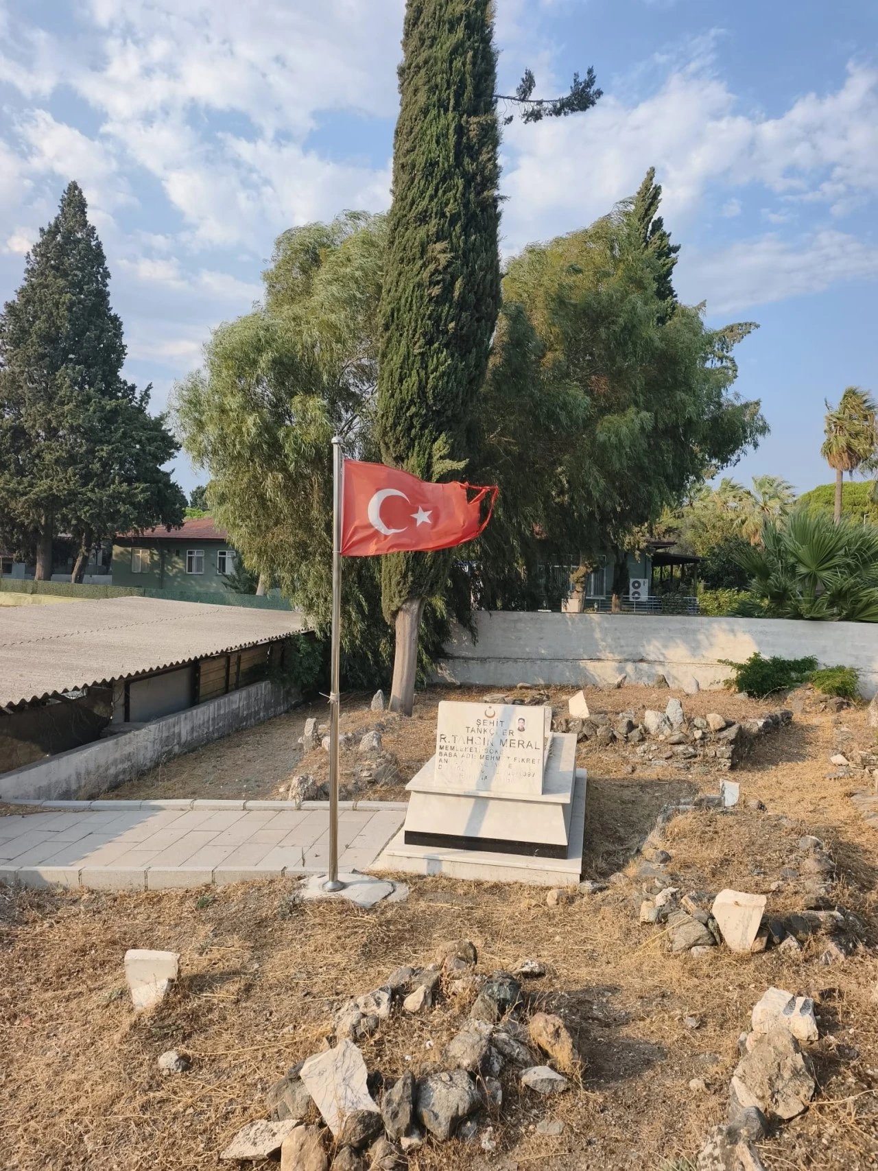 İYİ Partili Kaya’dan Şehitlikteki Yıpranmış Bayraklara Tepki: “Şehitliklerimiz Bize Emanettir”