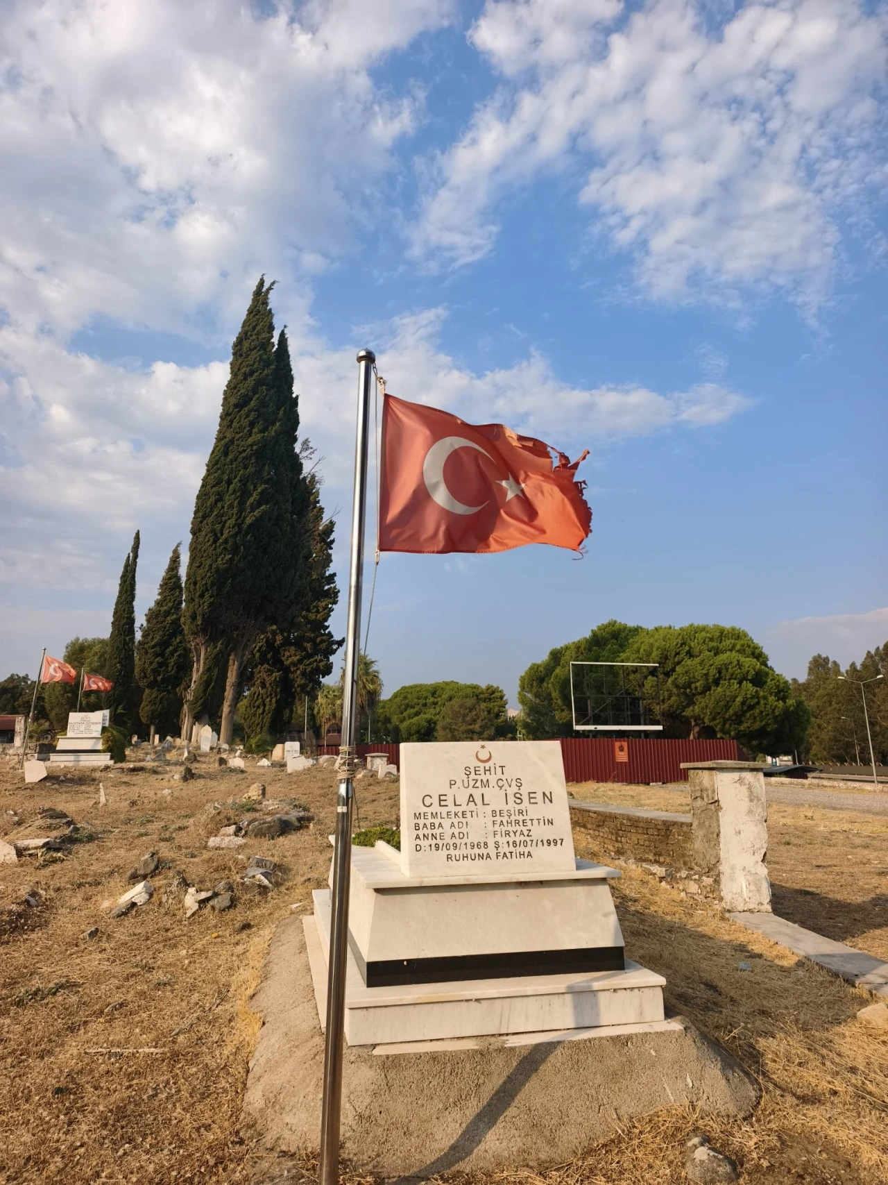 İYİ Partili Kaya’dan Şehitlikteki Yıpranmış Bayraklara Tepki: “Şehitliklerimiz Bize Emanettir”