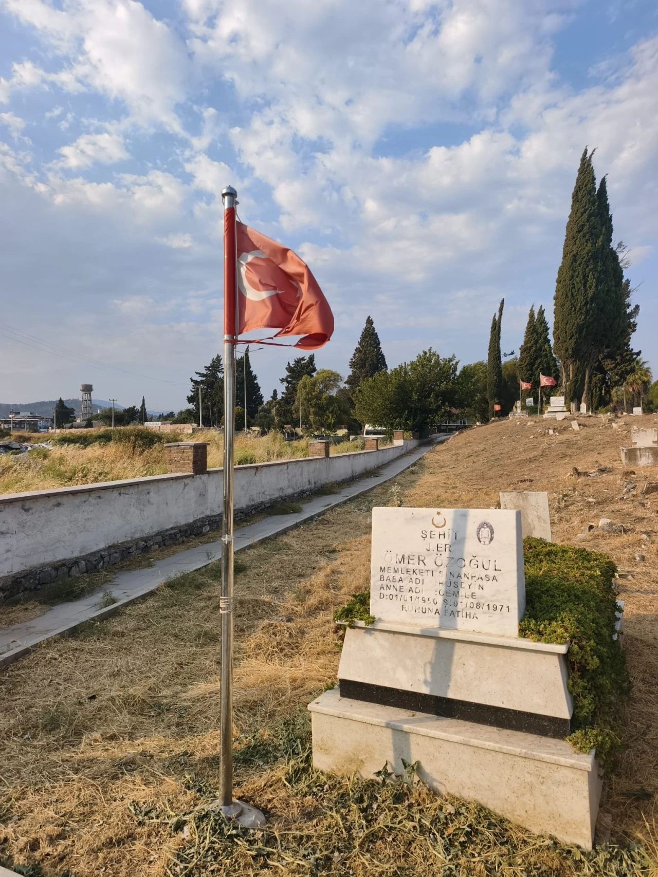 İYİ Partili Kaya’dan Şehitlikteki Yıpranmış Bayraklara Tepki: “Şehitliklerimiz Bize Emanettir”
