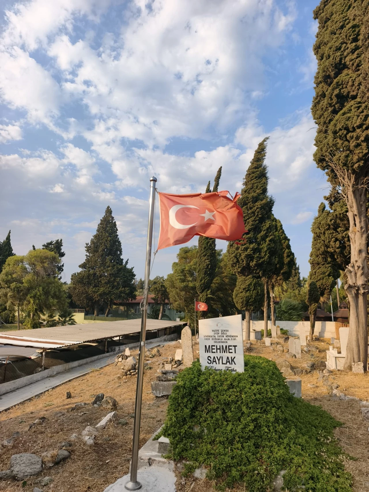 İYİ Partili Kaya’dan Şehitlikteki Yıpranmış Bayraklara Tepki: “Şehitliklerimiz Bize Emanettir”