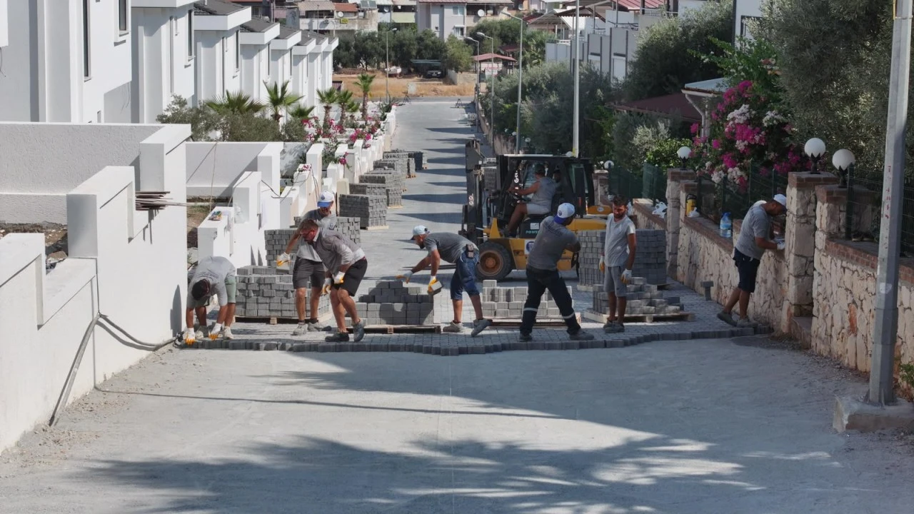 Didim Belediyesi Akbük’te Parke Taşı Döşeme Çalışmalarını Sürdürüyor