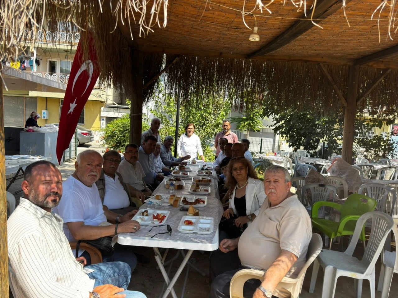 MHP KOÇARLI’DAN KUR’AN KURSU ÖĞRENCİLERİNE KAHVALTI