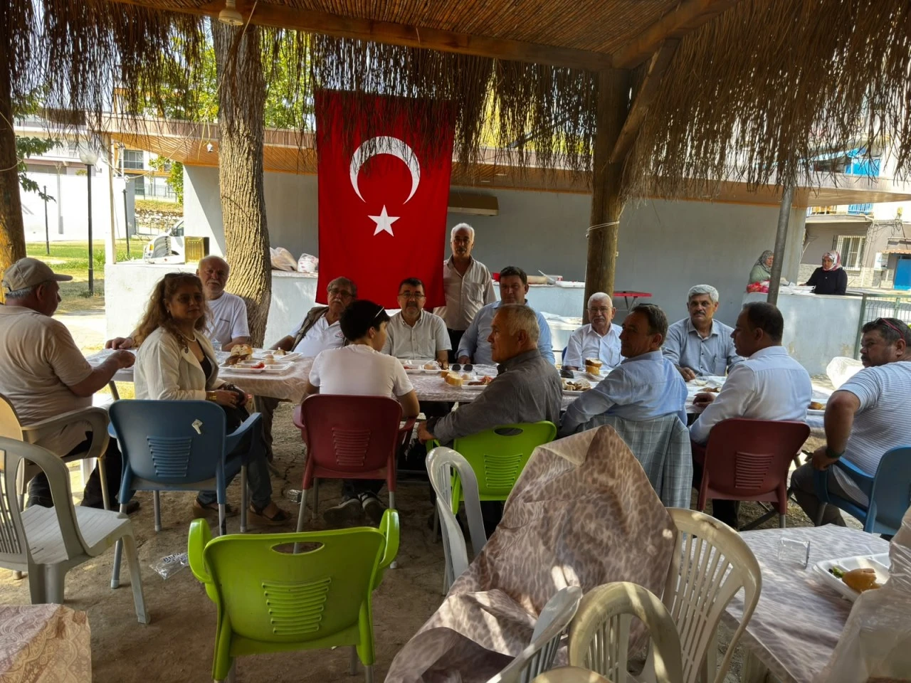 MHP KOÇARLI’DAN KUR’AN KURSU ÖĞRENCİLERİNE KAHVALTI