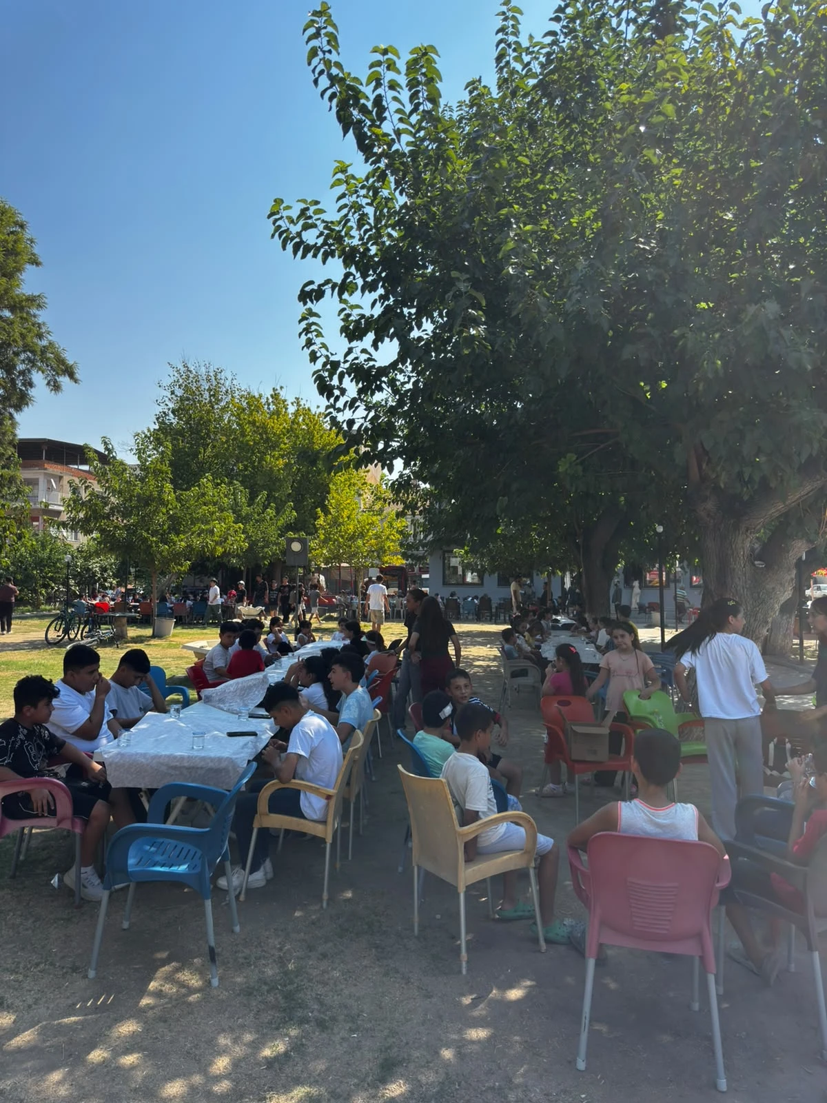 MHP KOÇARLI’DAN KUR’AN KURSU ÖĞRENCİLERİNE KAHVALTI