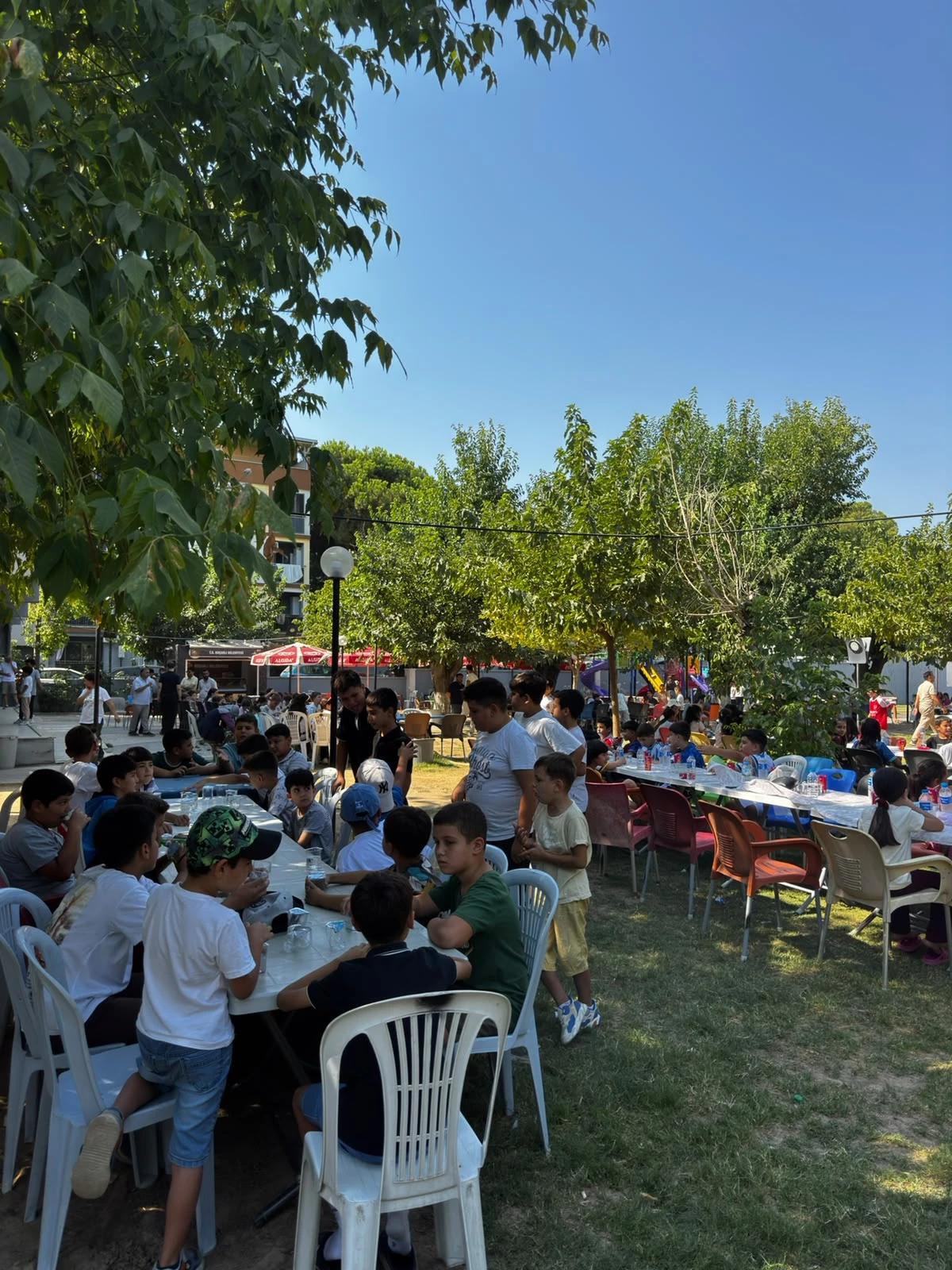 MHP KOÇARLI’DAN KUR’AN KURSU ÖĞRENCİLERİNE KAHVALTI