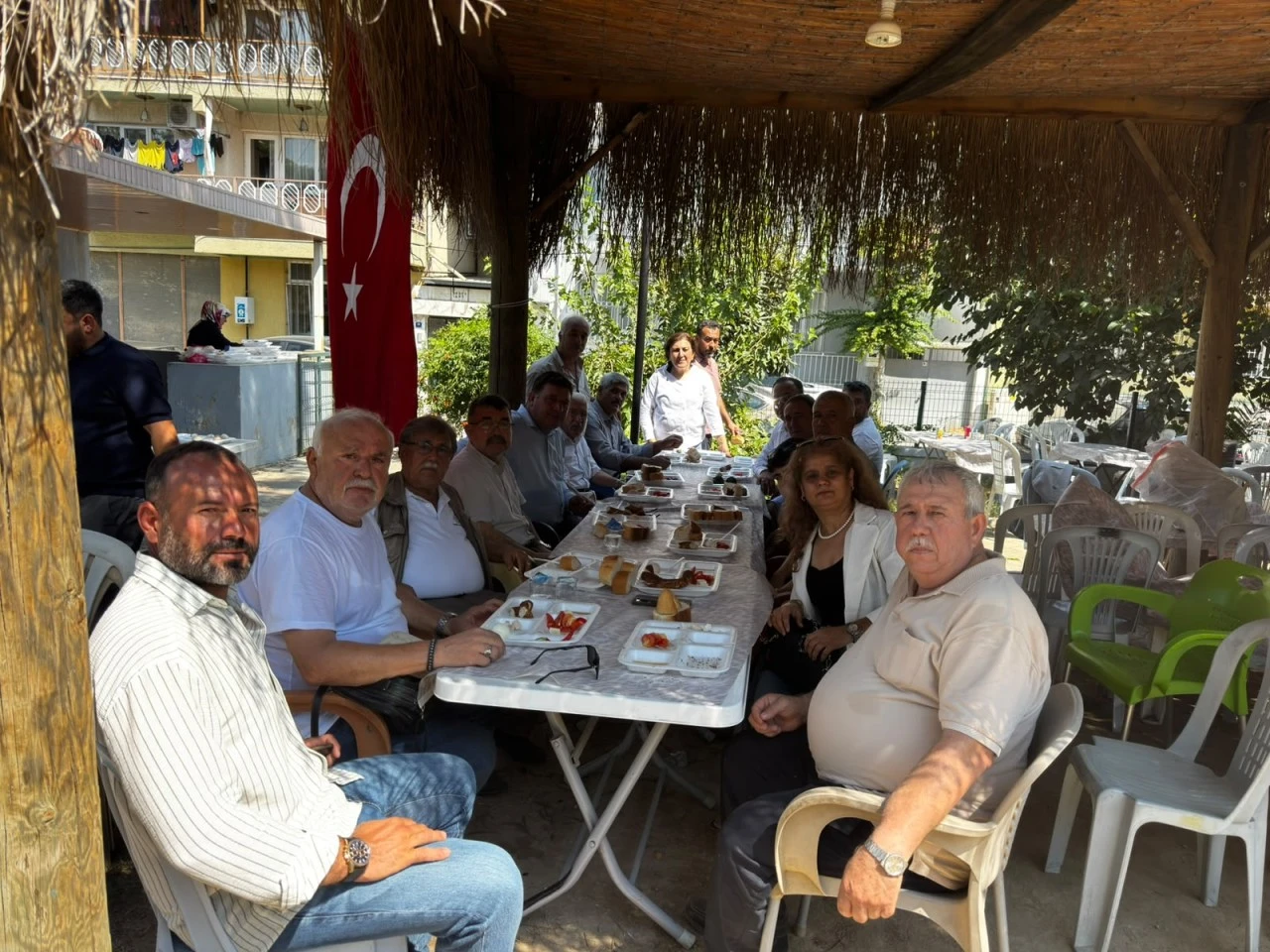 MHP KOÇARLI’DAN KUR’AN KURSU ÖĞRENCİLERİNE KAHVALTI