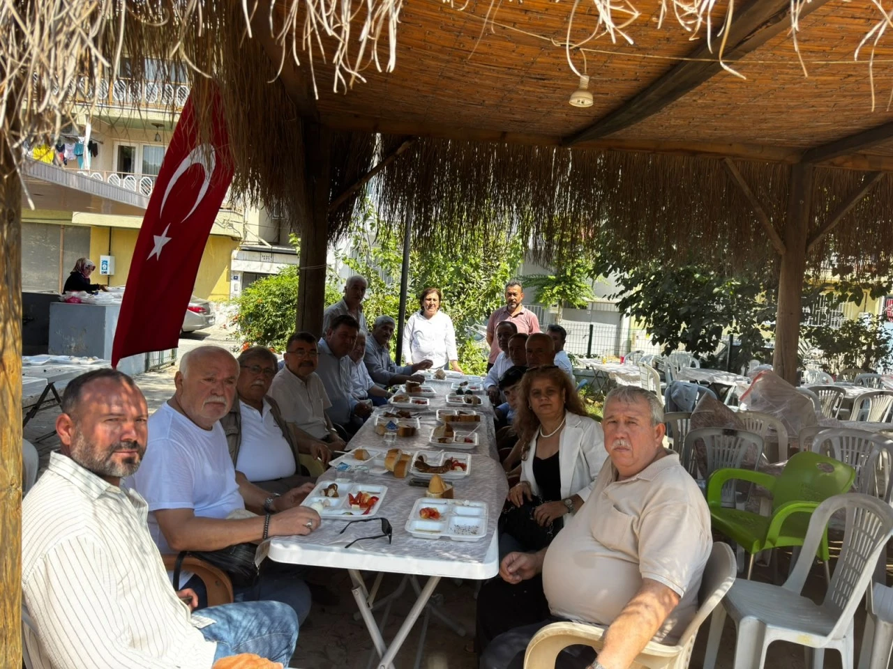 MHP KOÇARLI’DAN KUR’AN KURSU ÖĞRENCİLERİNE KAHVALTI