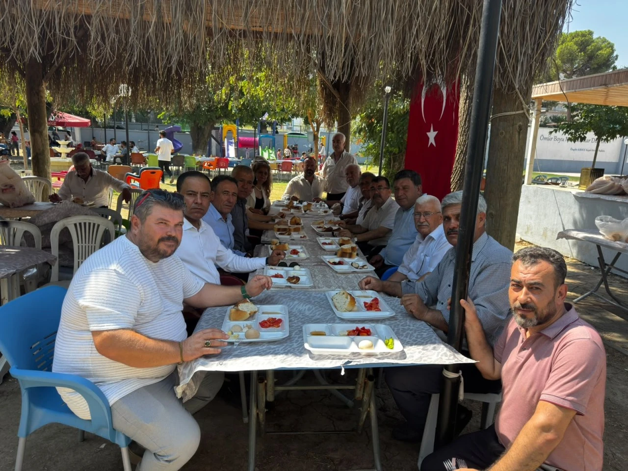 MHP KOÇARLI’DAN KUR’AN KURSU ÖĞRENCİLERİNE KAHVALTI