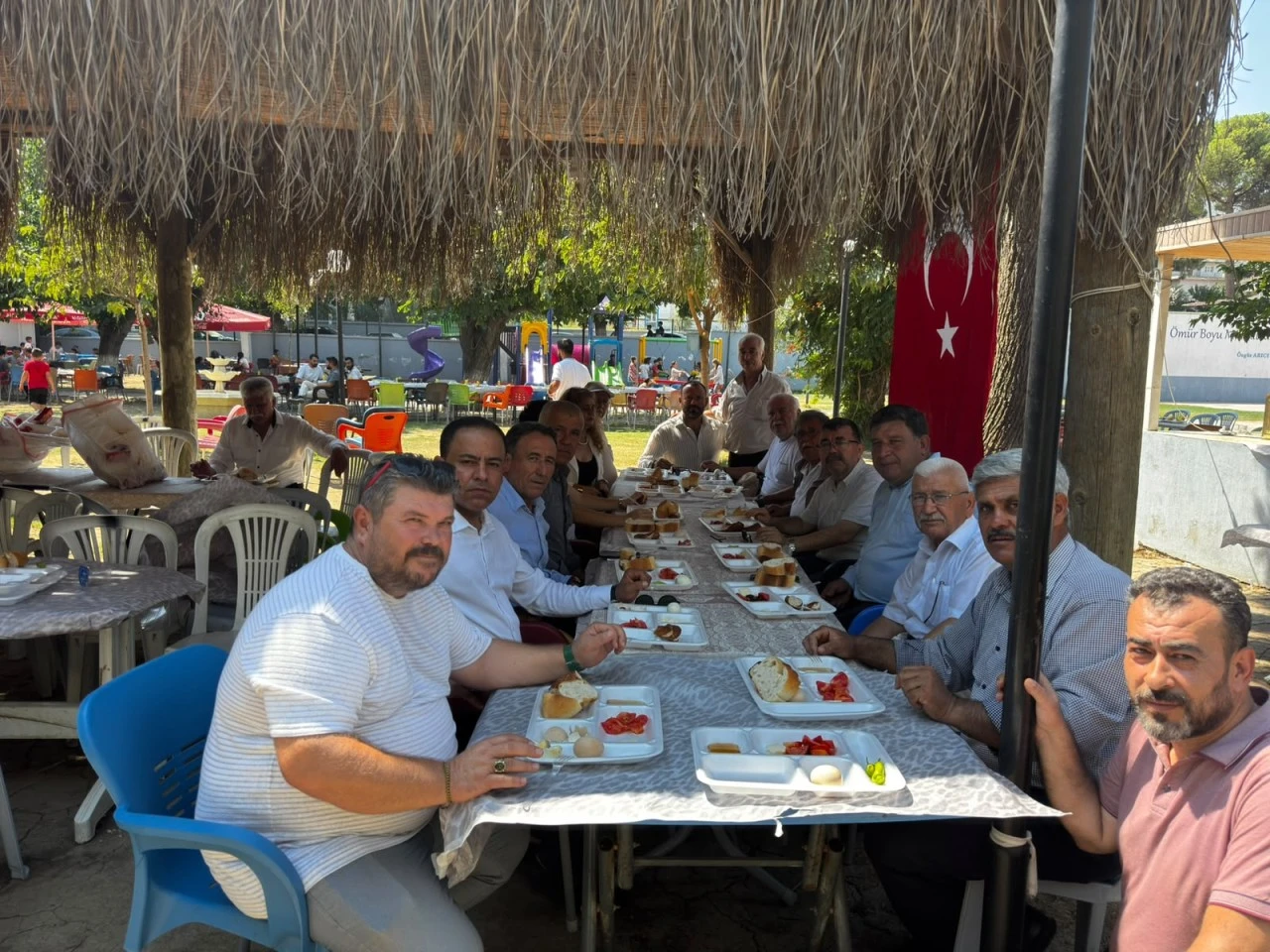 MHP KOÇARLI’DAN KUR’AN KURSU ÖĞRENCİLERİNE KAHVALTI
