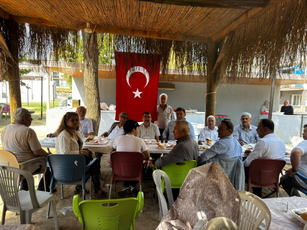 MHP KOÇARLI’DAN KUR’AN KURSU ÖĞRENCİLERİNE KAHVALTI