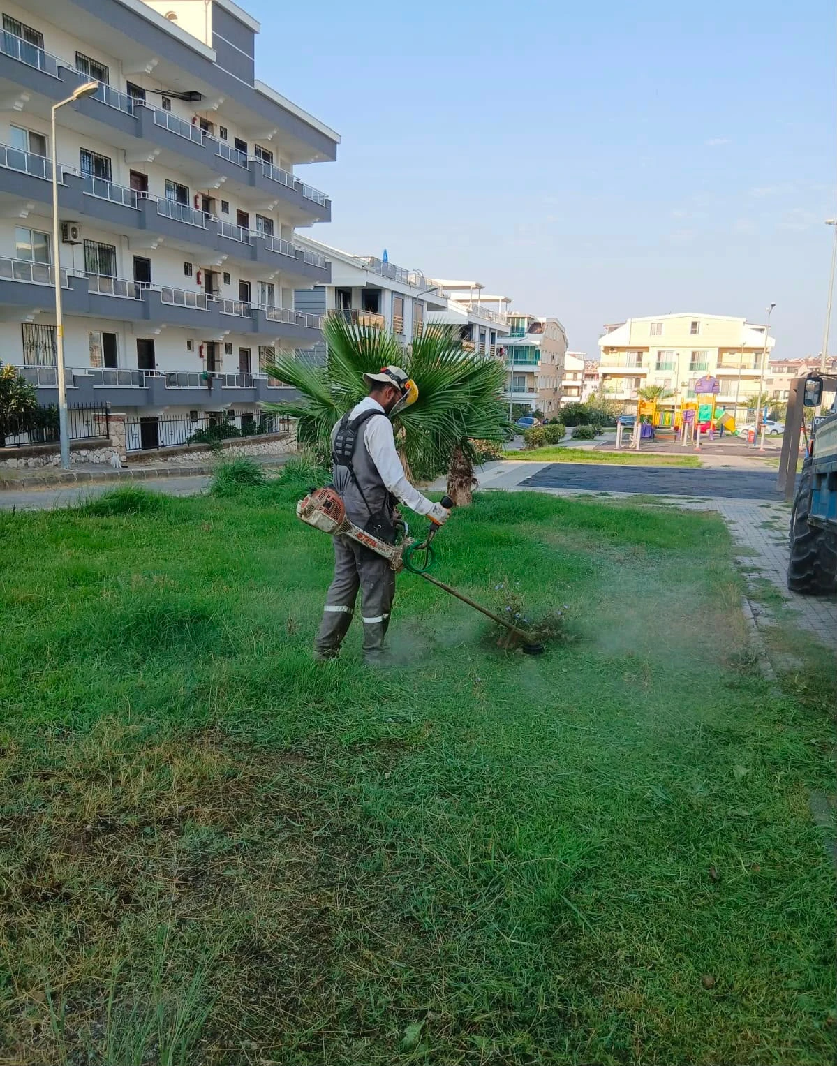 Didim Belediyesi Kent Genelinde Ot Biçme ve Budama Çalışmalarını Sürdürüyor