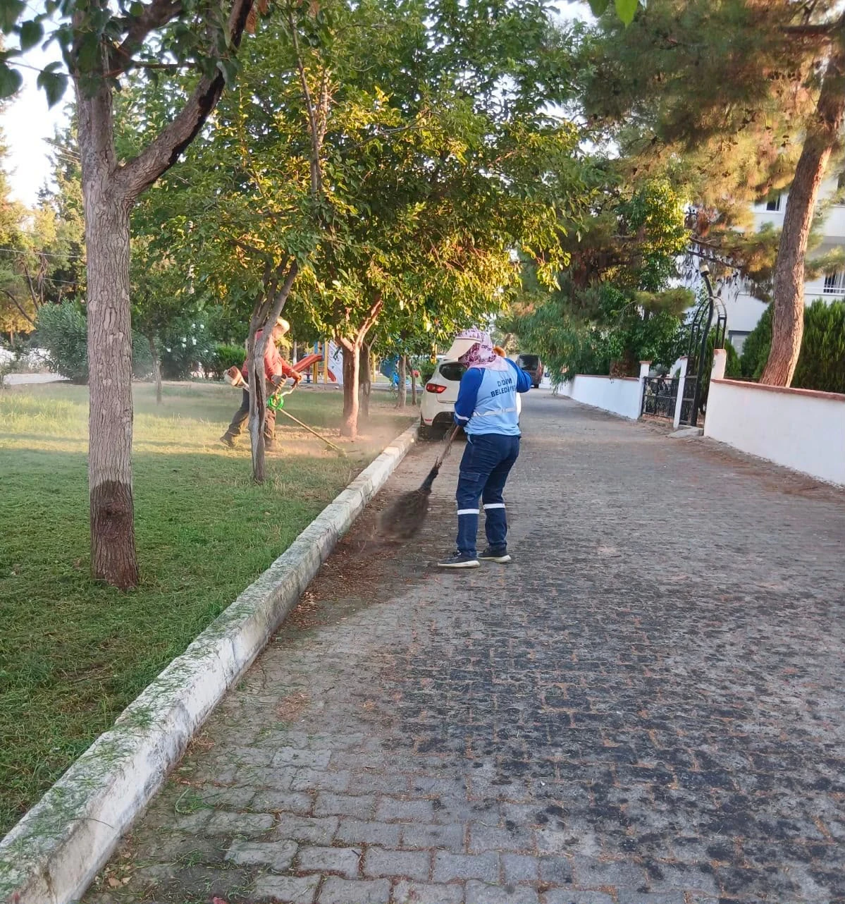 Didim Belediyesi Kent Genelinde Ot Biçme ve Budama Çalışmalarını Sürdürüyor
