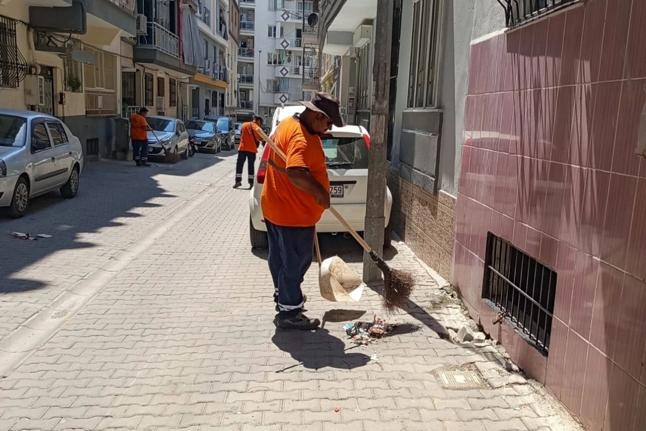 EFELER’DE TEMİZLİK ÇALIŞMALARI MAHALLE MAHALLE SÜRÜYOR
