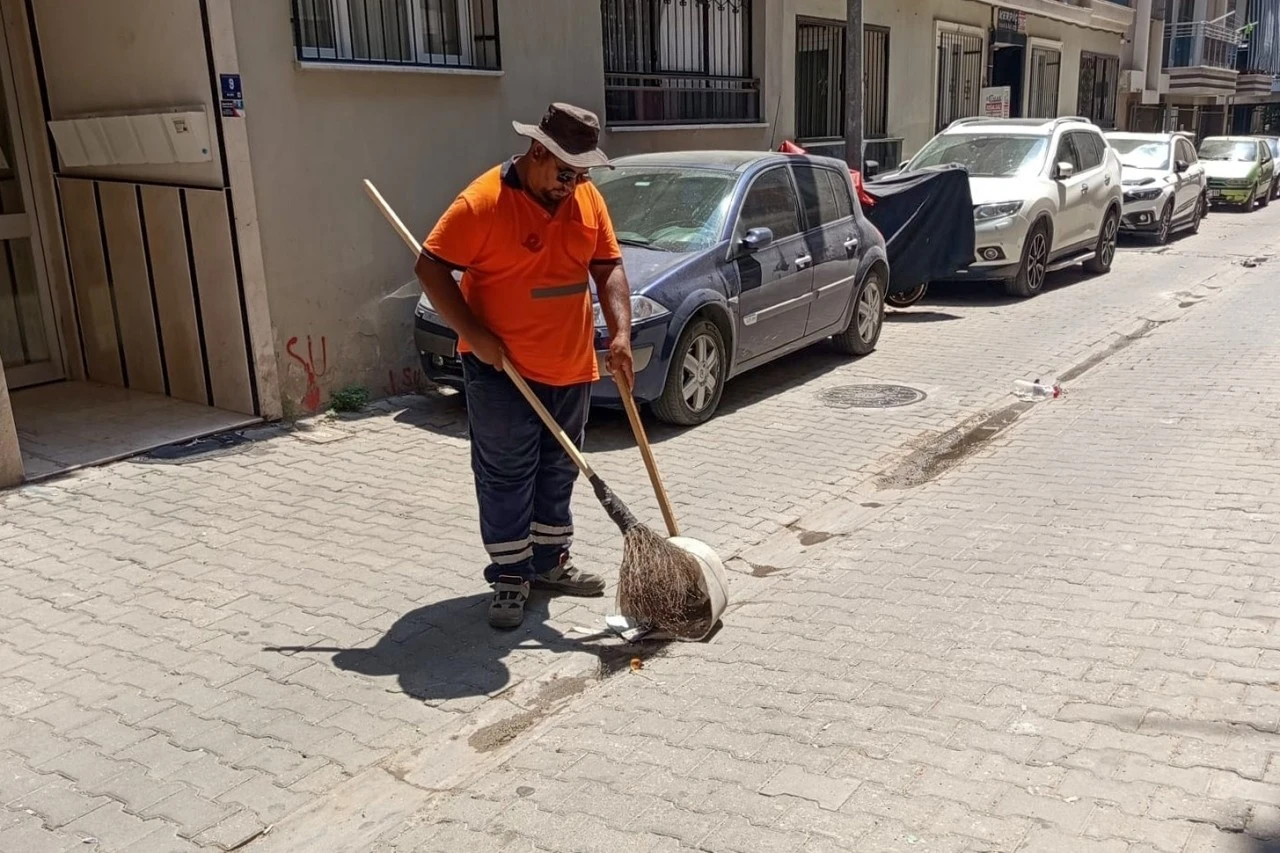 EFELER’DE TEMİZLİK ÇALIŞMALARI MAHALLE MAHALLE SÜRÜYOR