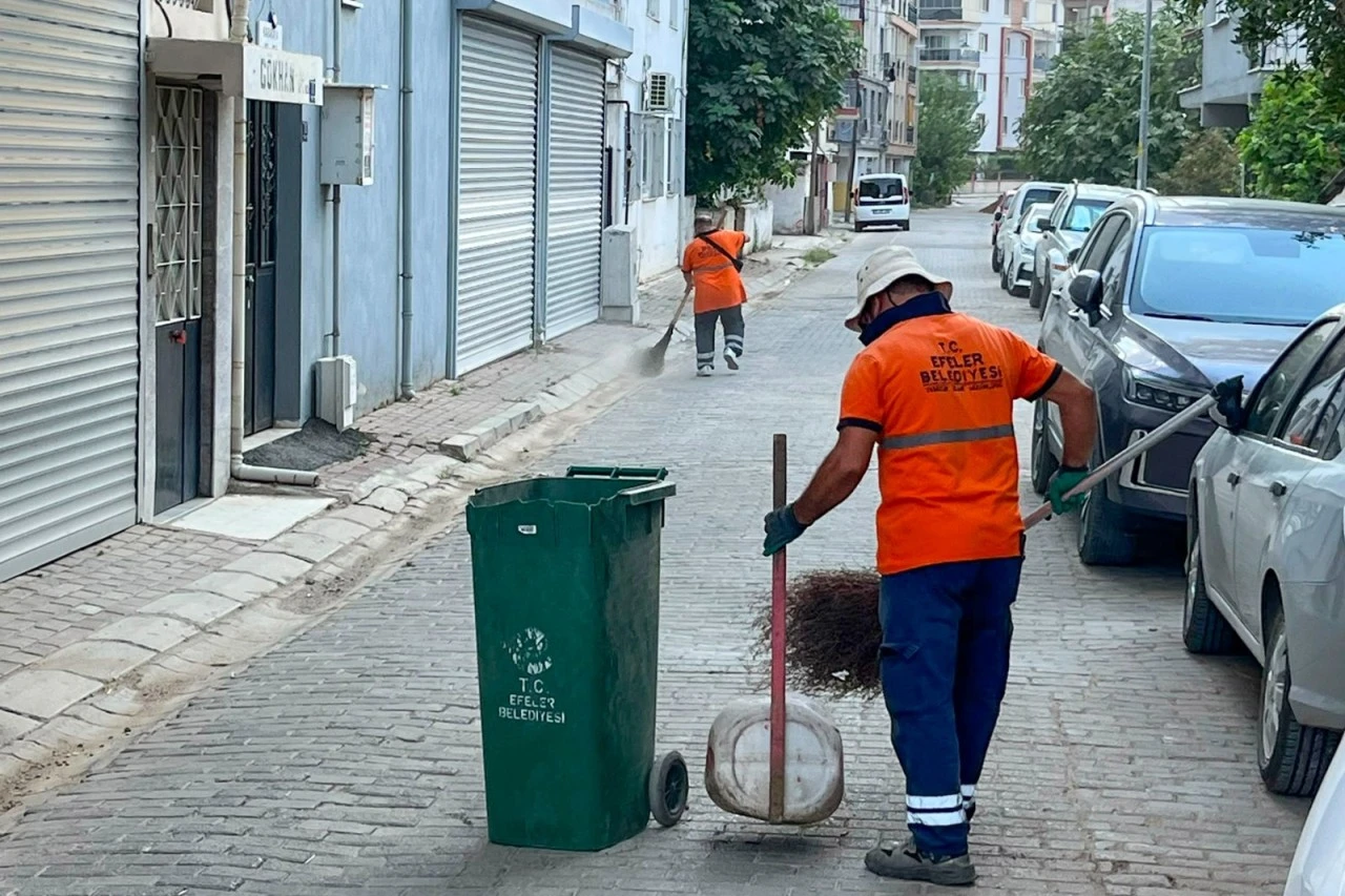 EFELER’DE TEMİZLİK ÇALIŞMALARI MAHALLE MAHALLE SÜRÜYOR