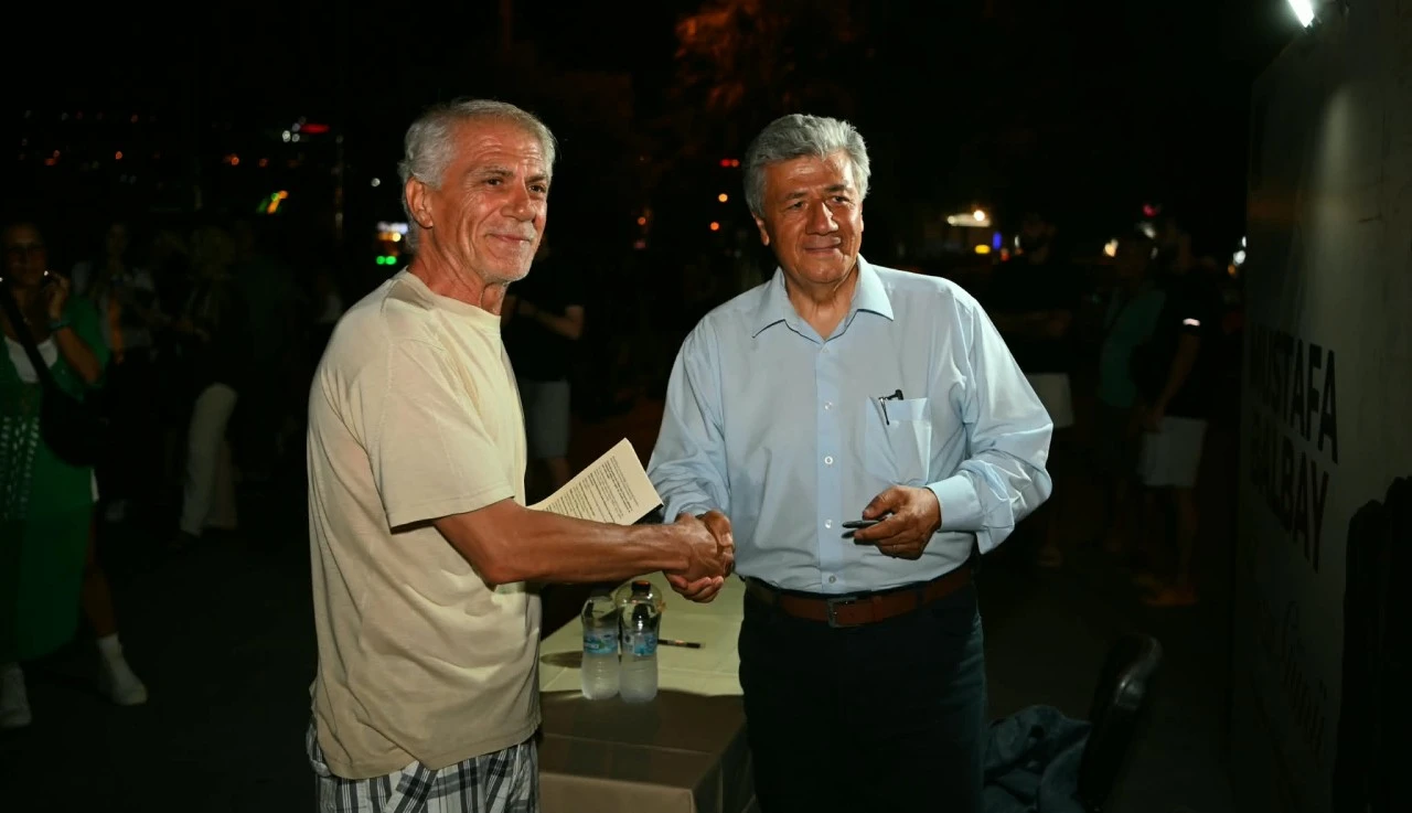 USTA GAZETECİ VE YAZAR MUSTAFA BALBAY KUŞADASI’NDA SEVENLERİYLE BULUŞTU