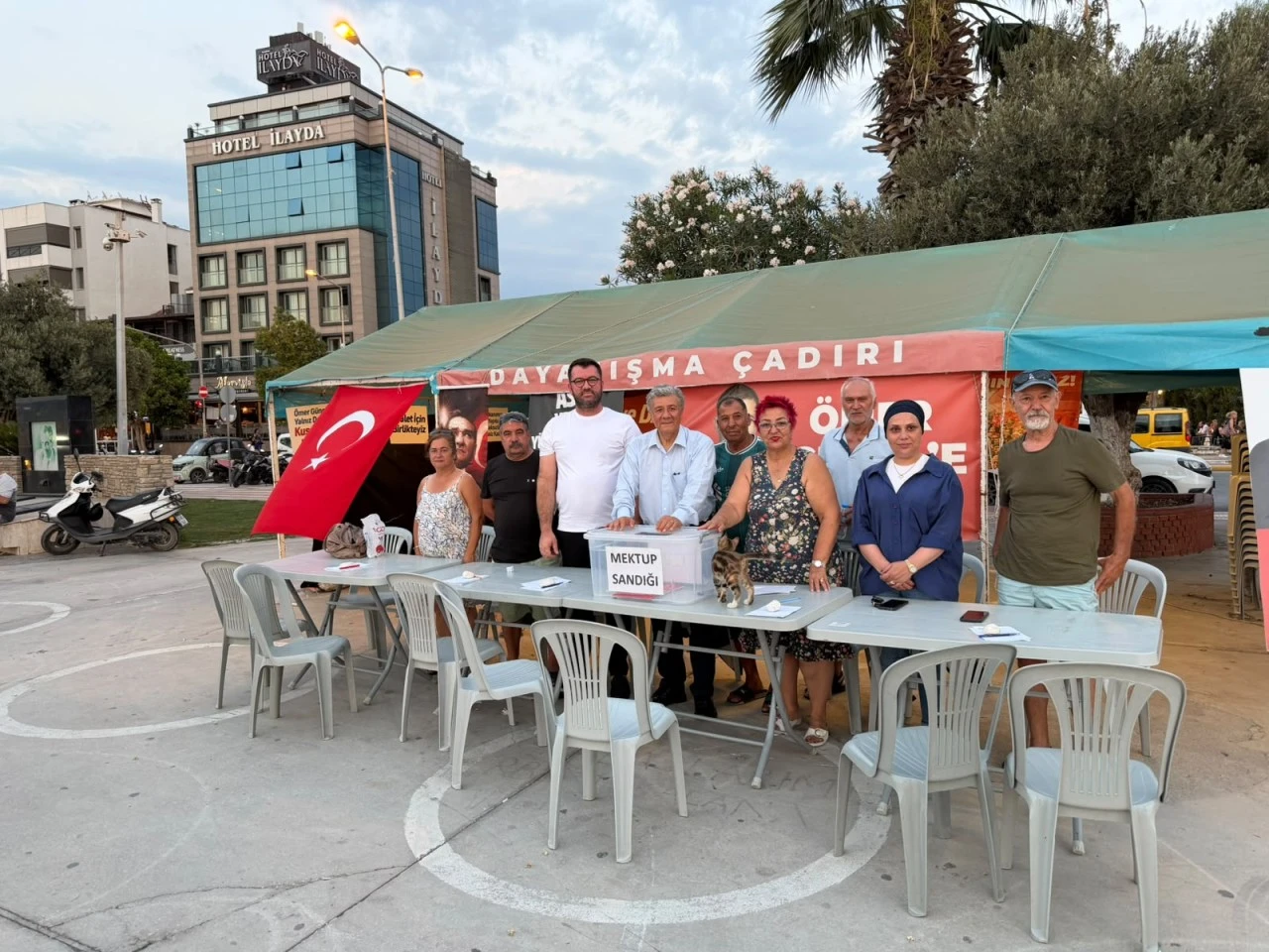 USTA GAZETECİ VE YAZAR MUSTAFA BALBAY KUŞADASI’NDA SEVENLERİYLE BULUŞTU