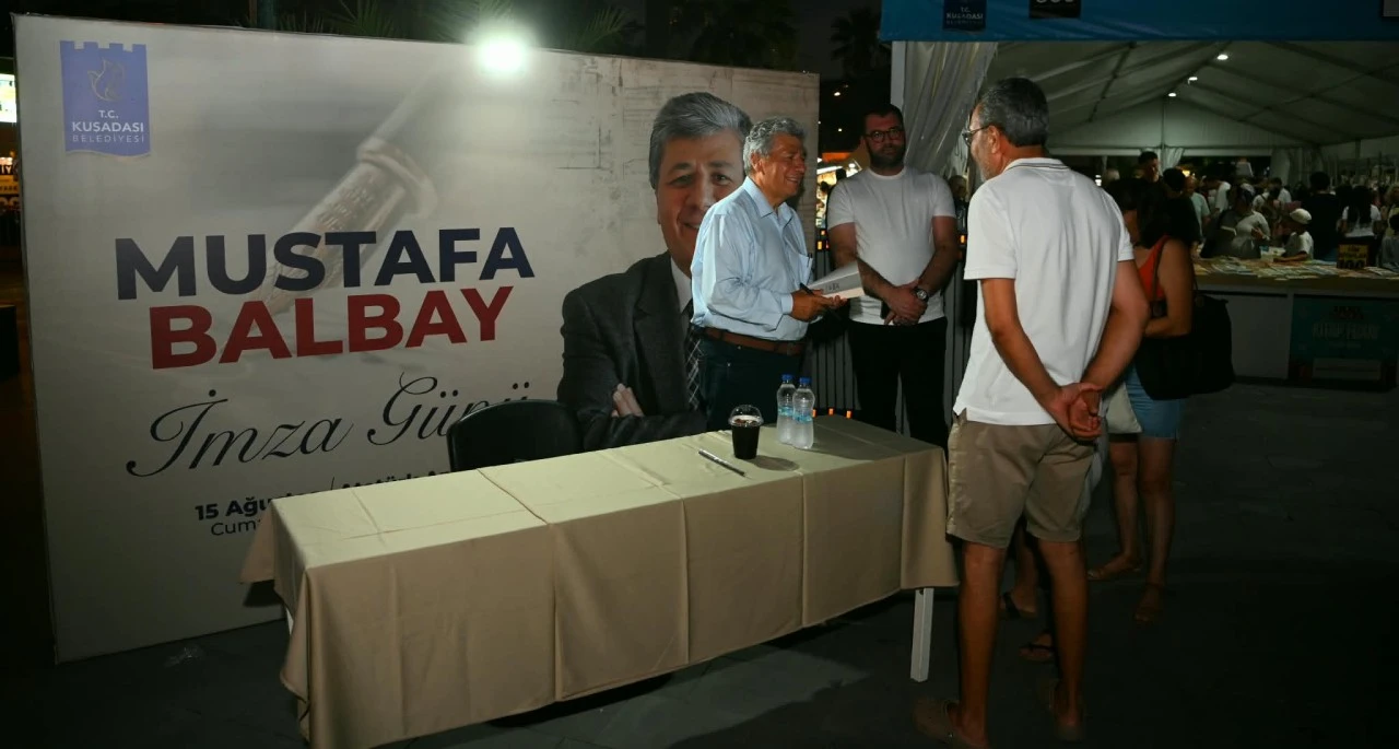 USTA GAZETECİ VE YAZAR MUSTAFA BALBAY KUŞADASI’NDA SEVENLERİYLE BULUŞTU