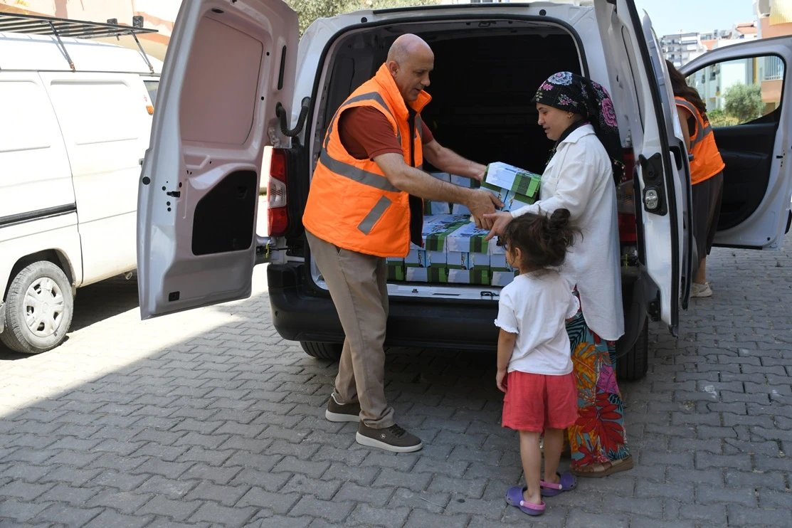 Kuşadası’nda çocuklar lıkır lıkır süt içmeye devam ediyor