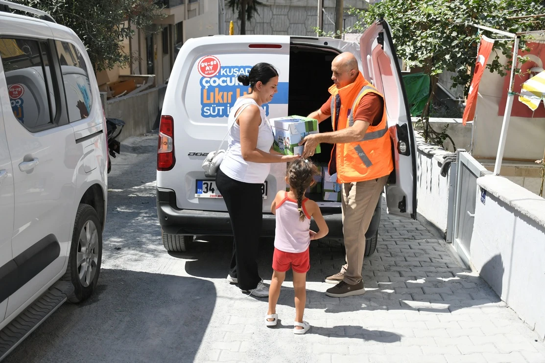 Kuşadası’nda çocuklar lıkır lıkır süt içmeye devam ediyor