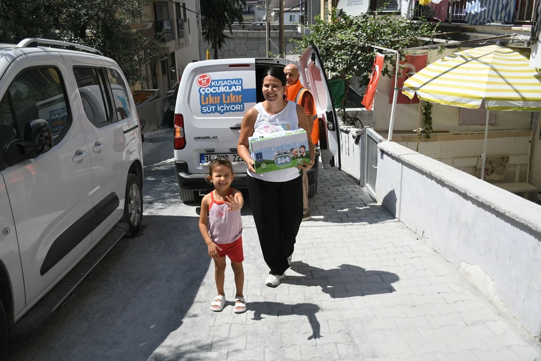 Kuşadası’nda çocuklar lıkır lıkır süt içmeye devam ediyor