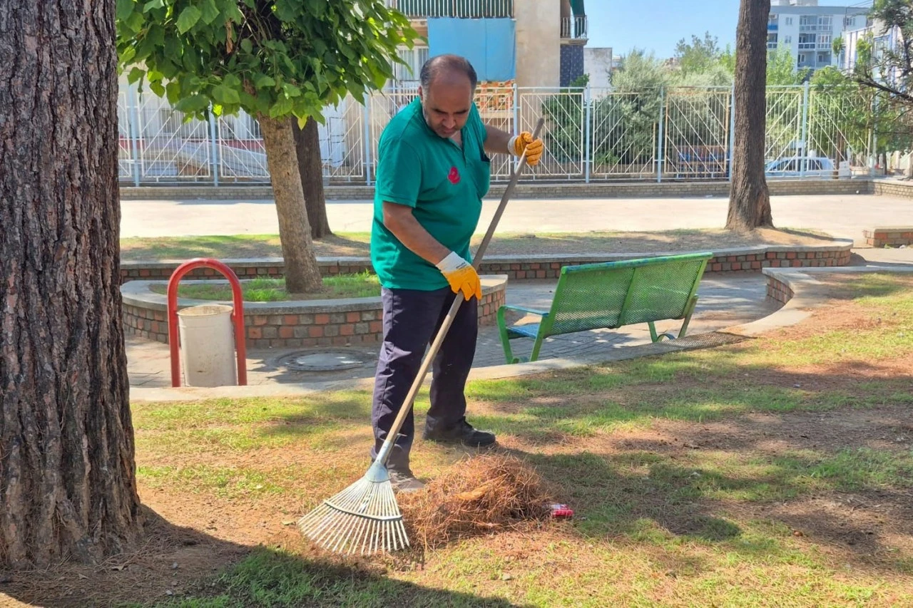 Efeler’de yeşil alanların bakımı aralıksız sürüyor