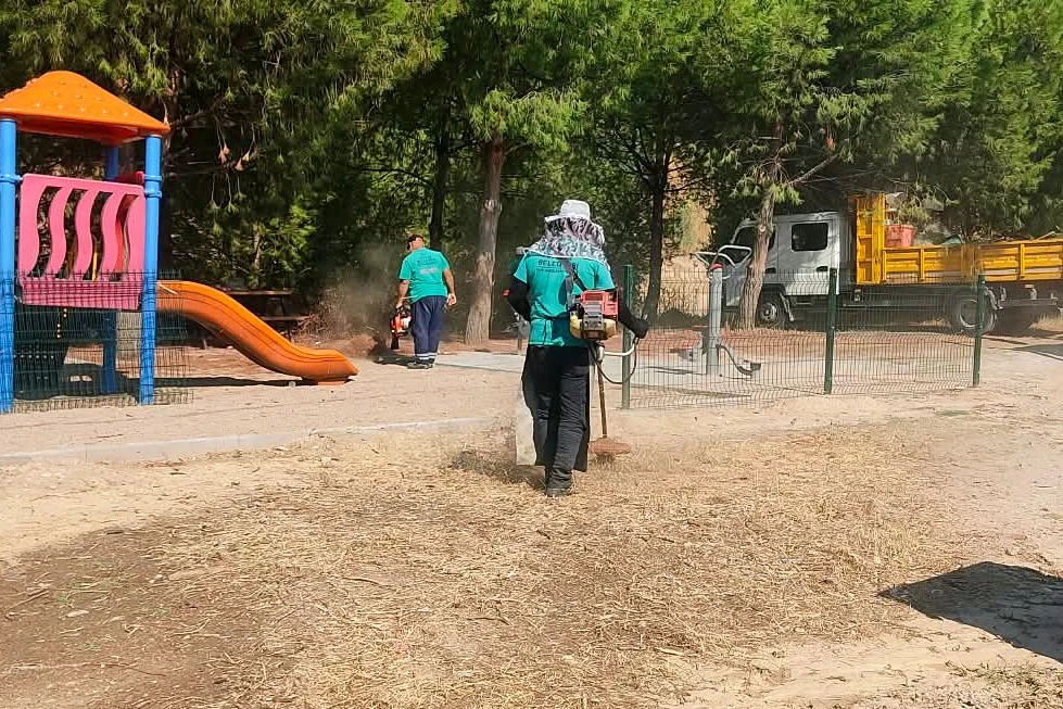 Efeler’de yeşil alanların bakımı aralıksız sürüyor