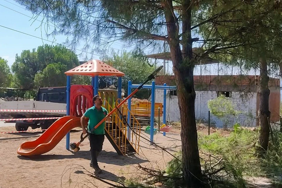 Efeler’de yeşil alanların bakımı aralıksız sürüyor