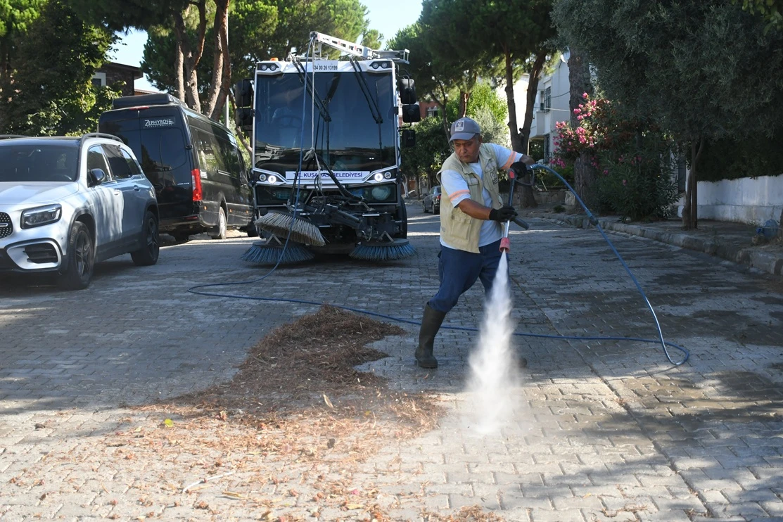 Kuşadası Belediyesi temizlik ve hijyen çalışmalarına aralıksız devam ediyor