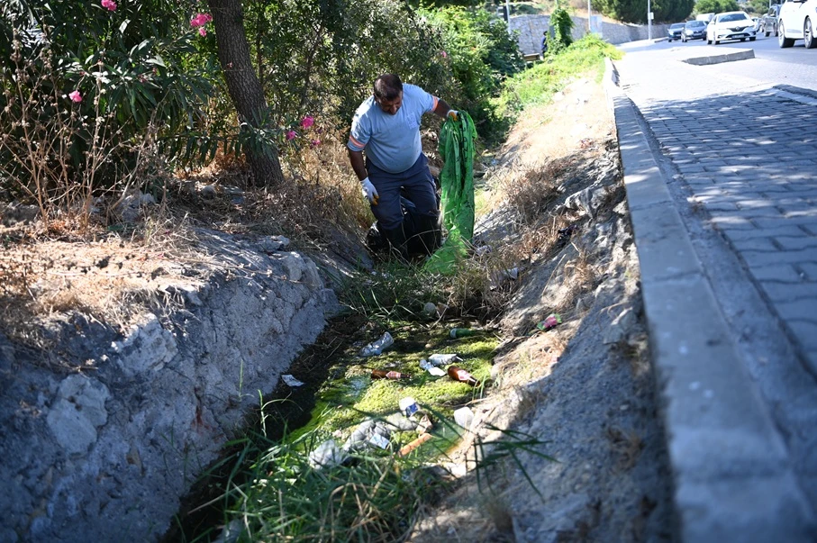 Kuşadası Belediyesi temizlik ve hijyen çalışmalarına aralıksız devam ediyor