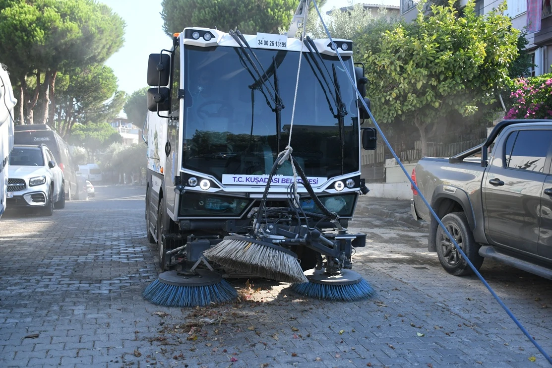 Kuşadası Belediyesi temizlik ve hijyen çalışmalarına aralıksız devam ediyor