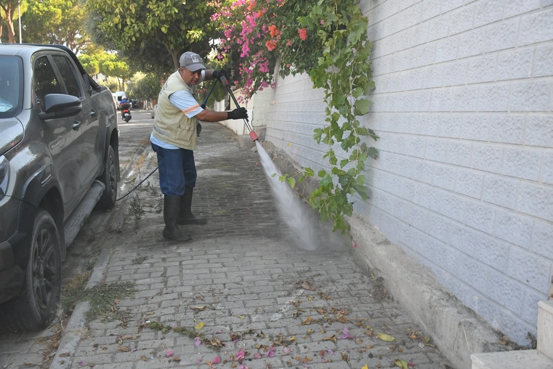 Kuşadası Belediyesi temizlik ve hijyen çalışmalarına aralıksız devam ediyor