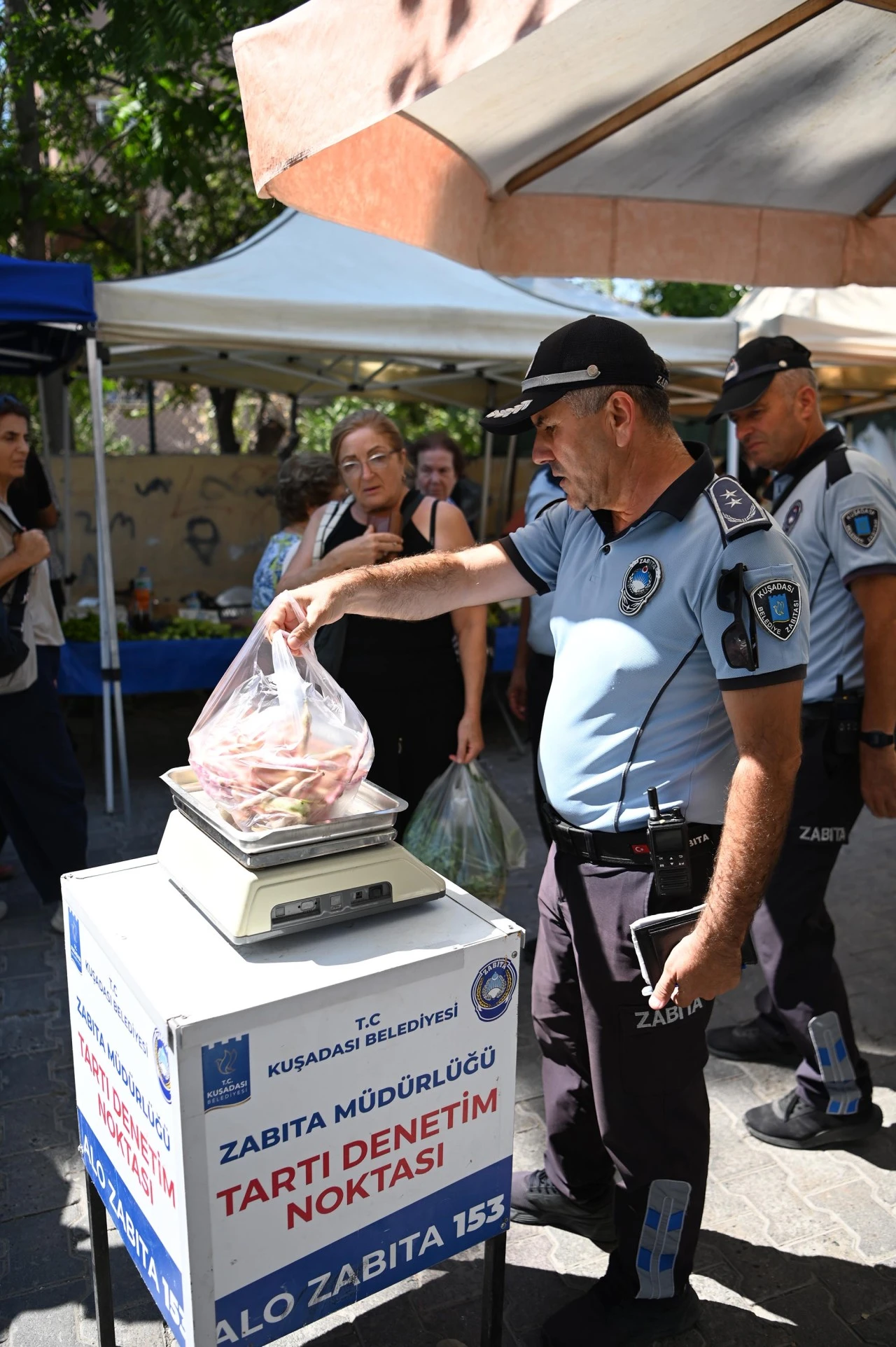 Kuşadası Belediyesi Zabıta Müdürlüğü’nden pazar yerlerinde sıkı denetim