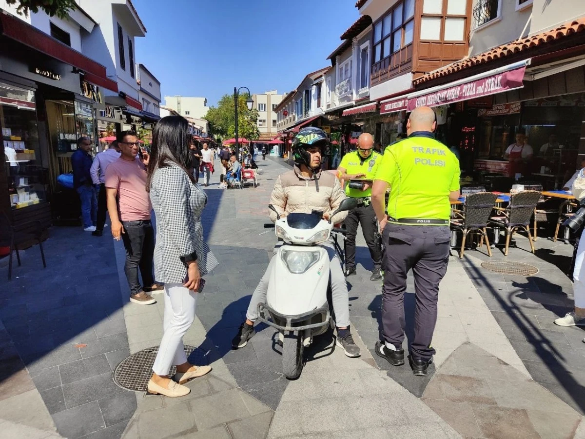 Kuşadası'nda kurallara uymayan motosiklet sürücülerine ceza yağdı