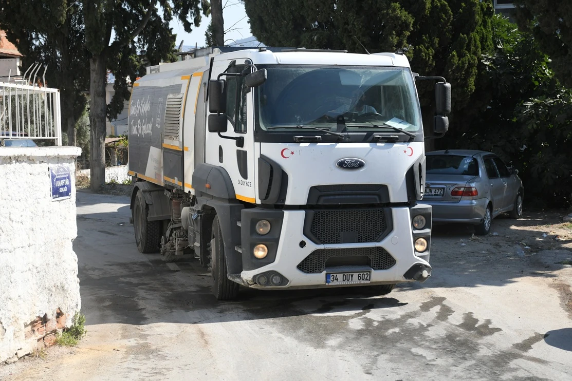 KUŞADASI’NDA TEMİZLİK SEFERBERLİĞİ SÜRÜYOR