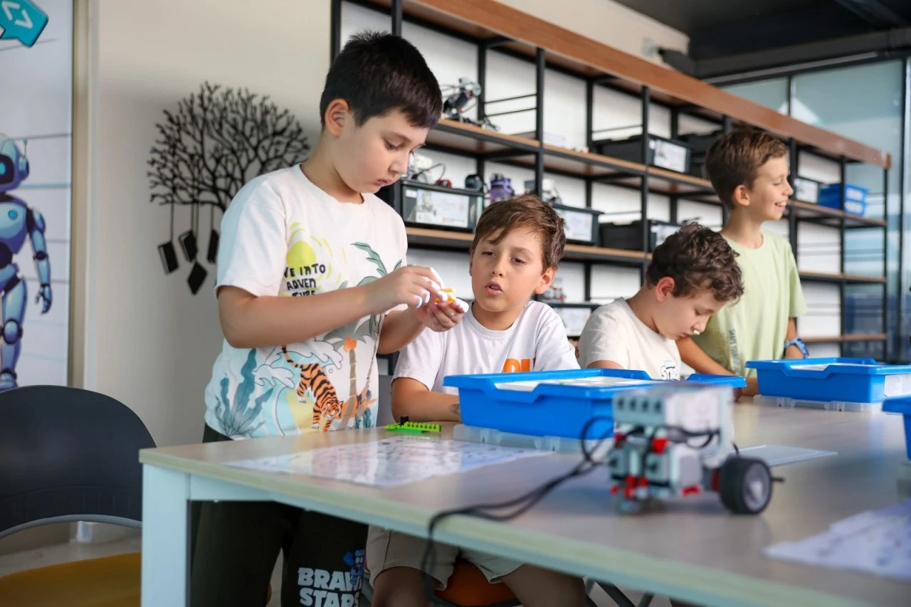 Efeler’de Çocukların, Gençlerin ve Kadınların Yanında Belediyecilik