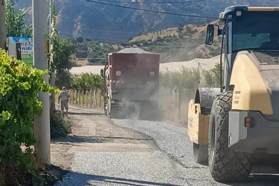 UMURLU’DA ASFALTLAMA ÇALIŞMALARI DEVAM EDİYOR